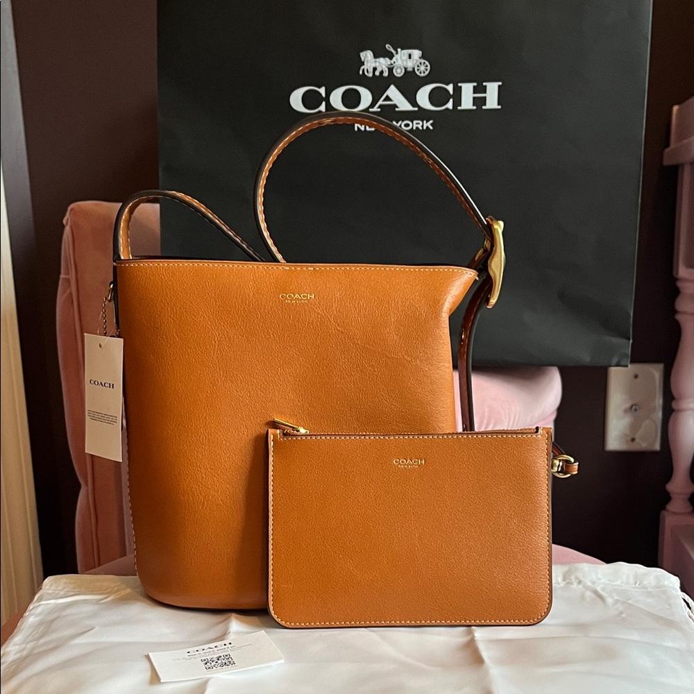 Coach Bleeker Bucket 21 bag in Toffee